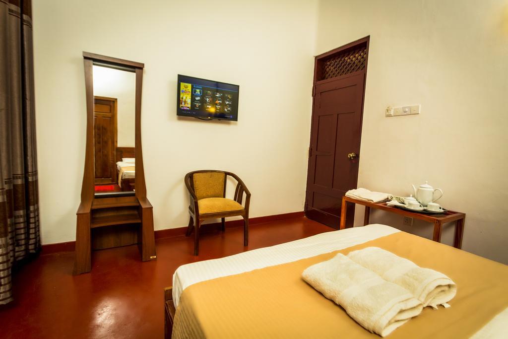 Dayanithi Guest House Jaffna Exterior photo