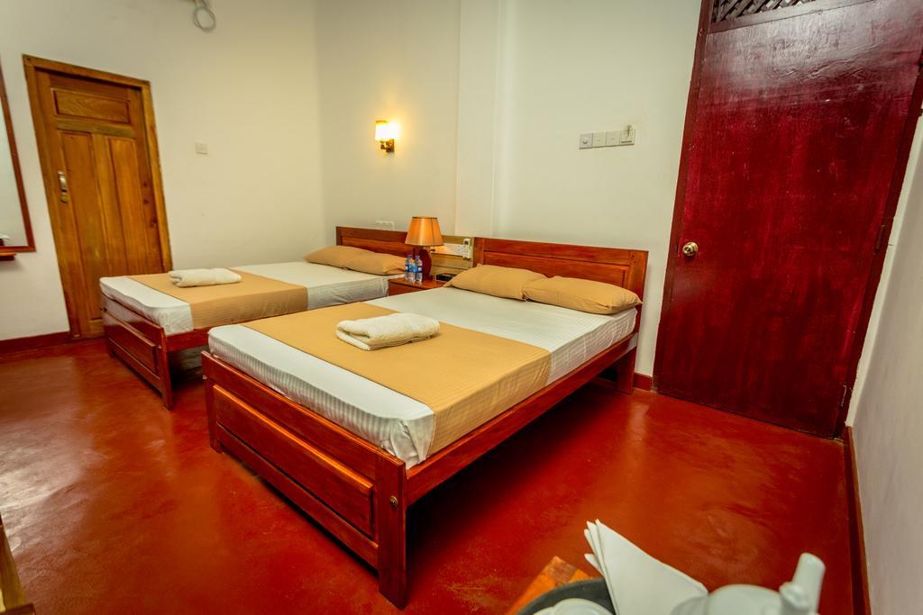 Dayanithi Guest House Jaffna Exterior photo