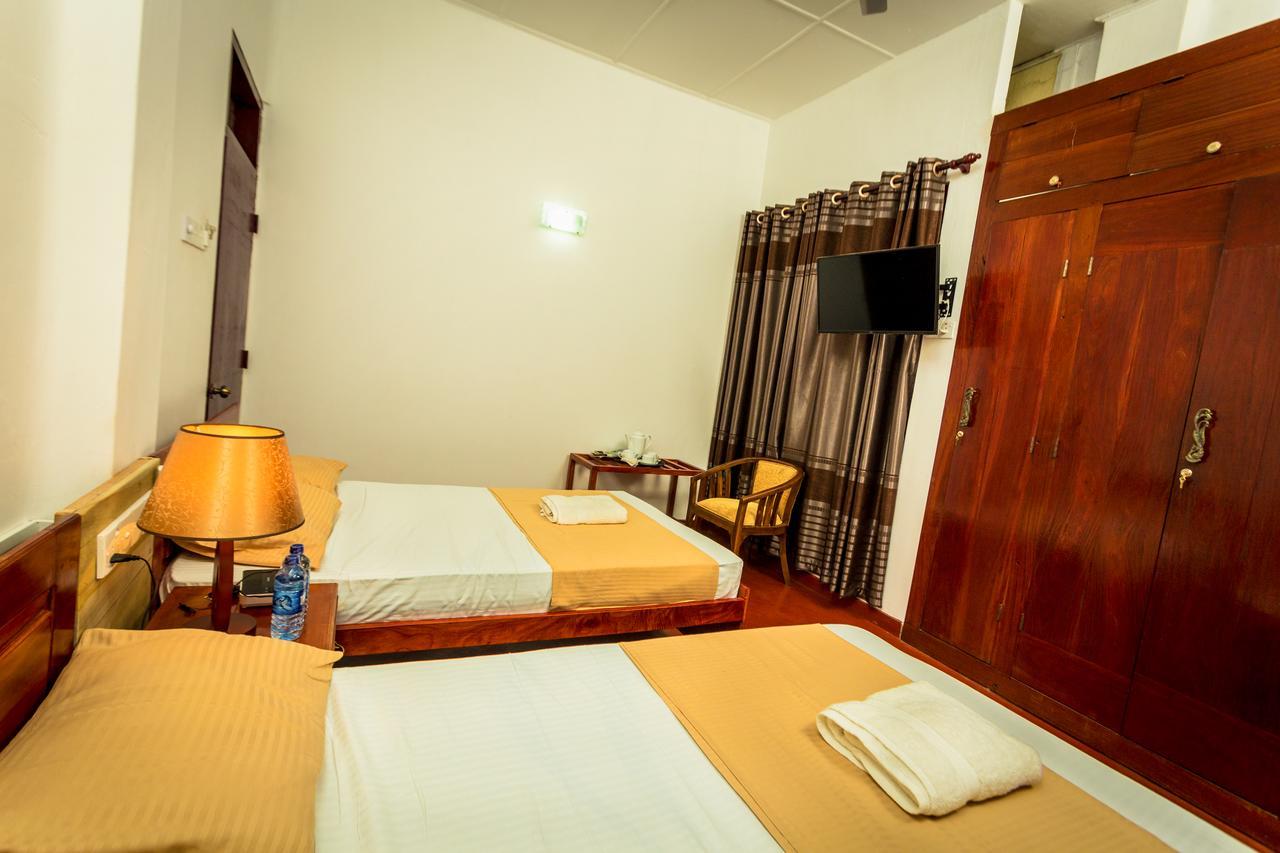 Dayanithi Guest House Jaffna Exterior photo